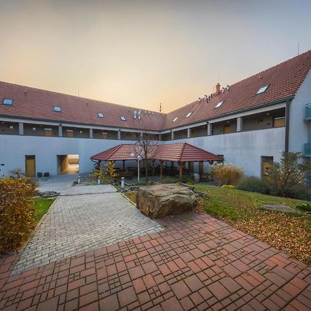 Hotel Madl Velké Bílovice Buitenkant foto