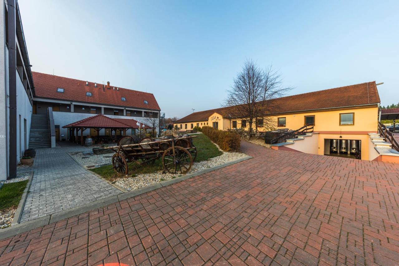 Hotel Madl Velké Bílovice Buitenkant foto