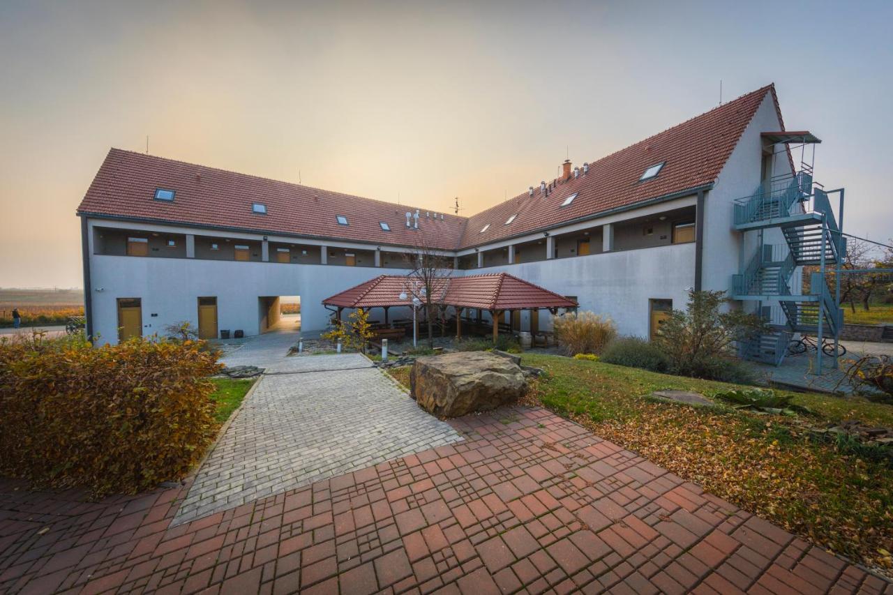 Hotel Madl Velké Bílovice Buitenkant foto